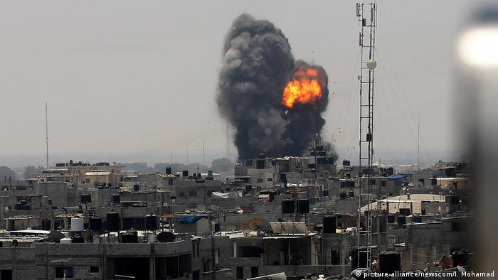 Israeli airstrikes pound Hamas military targets in Gaza (picture-alliance/newscom/I. Mohamad)