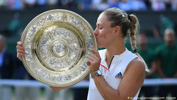 Wimbledon Angelique Kerber Schale (picture-alliance/newscom/H. Philpott)