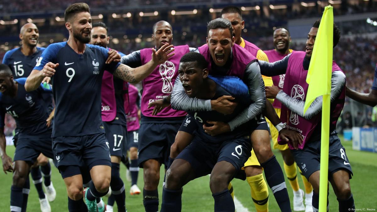 While the new World Champion France takes the World Cup / l. The team of  Croatia makes a team photo, team picture, team photo. in the rain GES /  Football / World