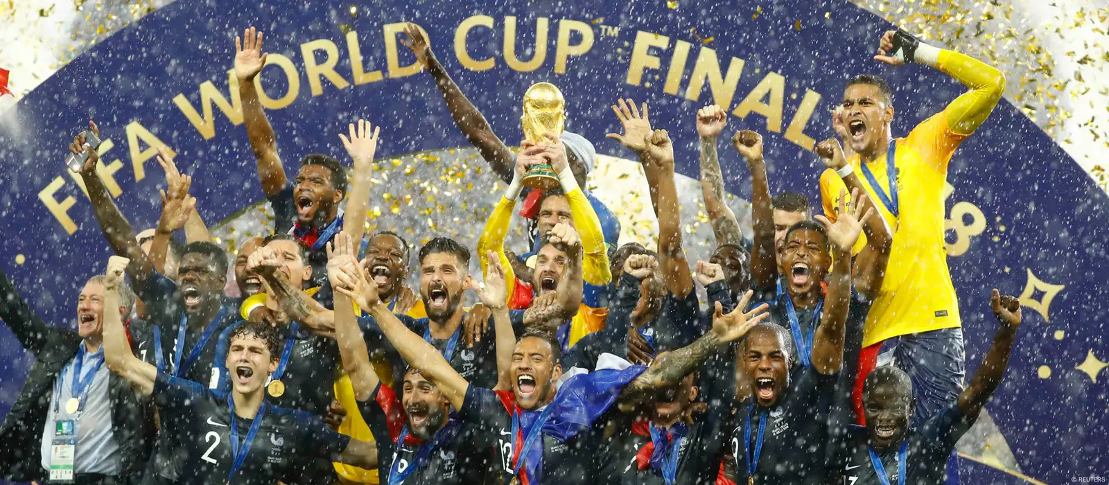 While the new World Champion France takes the World Cup / l. The team of  Croatia makes a team photo, team picture, team photo. in the rain GES /  Football / World