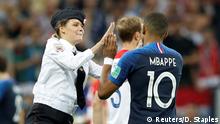 15.7.2018***
Soccer Football - World Cup - Final - France v Croatia - Luzhniki Stadium, Moscow, Russia - July 15, 2018 A pitch invader and France's Kylian Mbappe high five REUTERS/Darren Staples