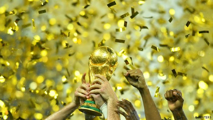 Russland WM 2018 Frankreich gegen Kroatien | Pokal (Reuters/D. Martinez)