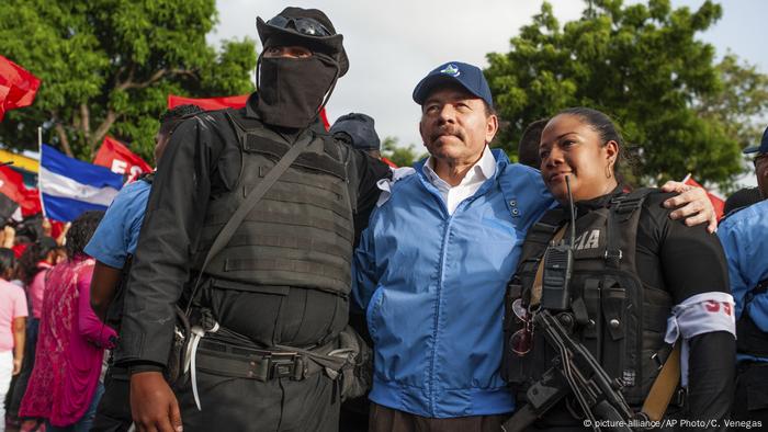 Nicaragua Masaya Ankunft Daniel Ortega, Präsident (picture-alliance/AP Photo/C. Venegas)