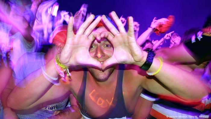 A festival-goer poses for a picture at the Electric Love Festival 2013 in Salzburg (picture-alliance/dpa/M. Nikelski )