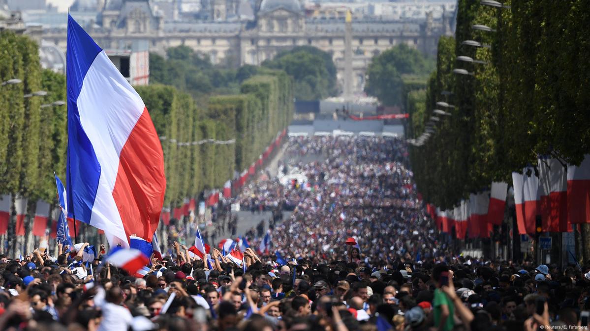 Seleção francesa, campeã na Rússia, recebe a Ordem Nacional da Legião de  Honra