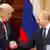 Дональд Трамп и Владимир Путин жмут друг другу руки во время встречи в Хельсинки