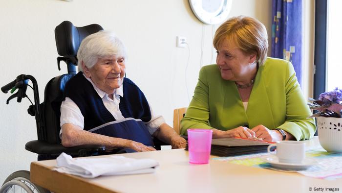 Paderborn Merkel besucht Altenheim