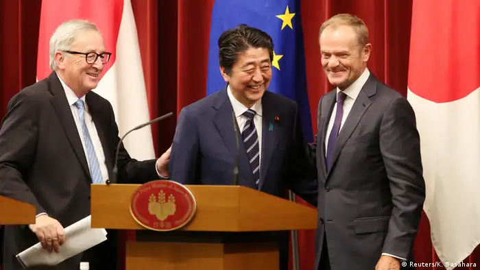 En verano, el primer ministro nipón, Shinzō Abe, el presidente de la Comisión de la UE, Jean-Claude Juncker, y el presidente del Consejo de la UE, Donald Tusk, firmaron el mayor pacto comercial que la UE haya firmado.
