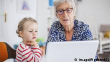 Grandmother and granddaughter using laptop model released Symbolfoto property released PUBLICATIONxINxGERxSUIxAUTxHUNxONLY KVF00096