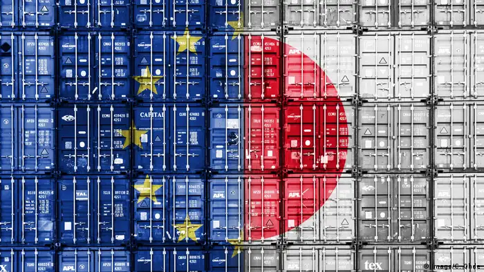 Symbolbild von gestapelten Container mit den Fahnen von EU und Japan