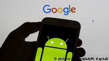 ANKARA, TURKEY - JULY 17 : Logo of Android mobile operating system seen displayed on a mobile with Google Search in the background in Ankara, Turkey on July 17, 2018. Murat Kaynak / Anadolu Agency | Keine Weitergabe an Wiederverkäufer.