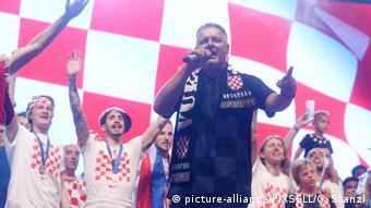 Kroaten Nationamannschaft feiert mit ultranationalistischem Sänger Thompson
