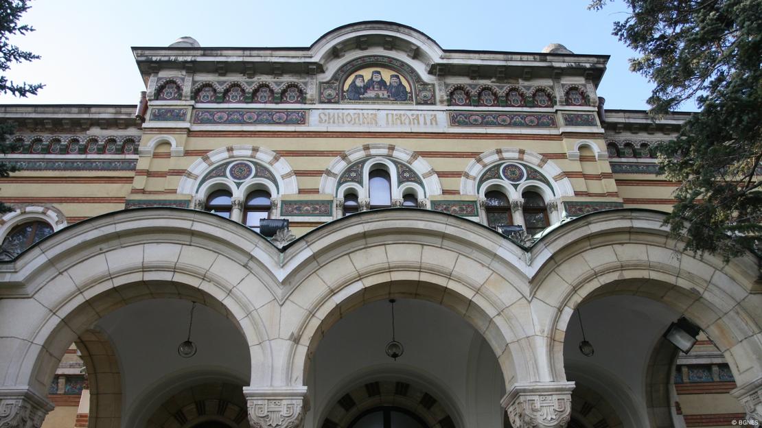 Зграда со сводови и религиозни обележја на фасадата Зграда со сводови и религиозни обележја на фасадата