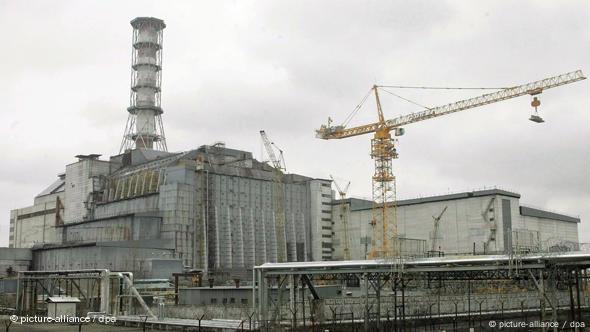 Alter Sarkophag vor Errichtung der neuen Schutzhülle (2006)
