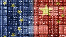 Gestapelte Container in den Nationalfarben von der EU und der Volksrepublik China, Symbolfoto Handelsbeziehungen *** Stacked containers in the national colors of the EU and the Peoples Republic of China Symbolfoto trade relations