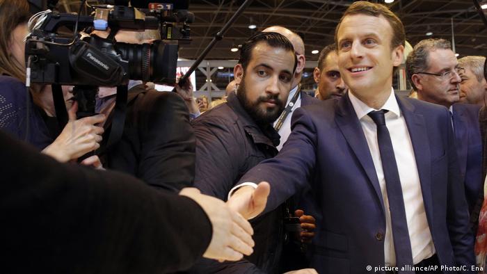 Frankreich - Sicherheitsmitarbeiter Benalla und Macron (picture alliance/AP Photo/C. Ena)