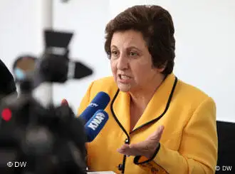 Shirin Ebadi bei der Pressekonferenz im Funkhaus der Deutschen Welle vor rund 70 Journalisten