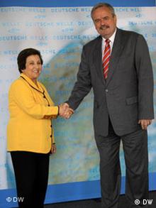 Shirin Ebadi shakes hands with Deutsche Welle's director-general, Erik Bettermann