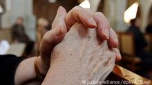 ARCHIV - Eine alte Frau hat die Hände zum Gebet gefaltet während eines Gottesdienstes, aufgenommen am 25.03.2007. (Zu dpa «Buß- und Bettag» vom 22.11.2017). Foto: Arno Burgi/dpa-Zentralbild/dpa +++(c) dpa - Bildfunk+++ | Verwendung weltweit
