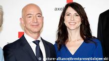 Jeff Bezos mit Ehefrau MacKenzie Bezos
auf dem Roten Teppich bei der Verleihung der Axel Springer Awards 2018 unter dem Motto An Evening for Jeff Bezos im Axel Springer-Haus in Berlin. | Verwendung weltweit.