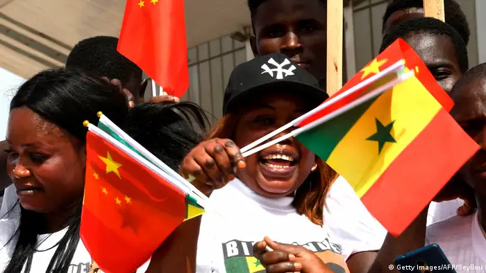 Senegal Publikum bei Besuch von China Präsident Xi Jinping