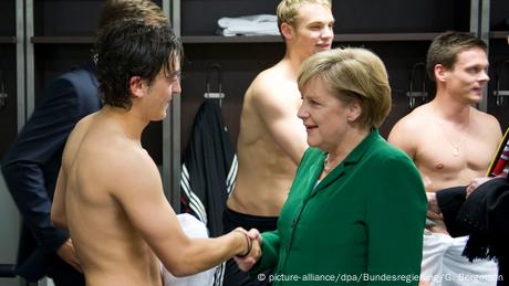 Mesut Özil con Angela Merkel en 2010.
