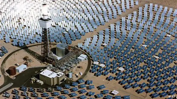 Luftaufnahme eines Solarkraftwerkesin der Mojave-Wueste in Kalifornien (Foto: AP/Solar Systems, HO)