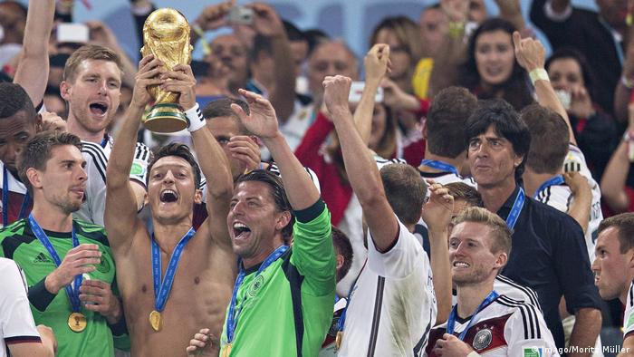 Mesut Özil reckt im Juli 2014 mit nacktem Oberkörper den WM-Pokal in die Höhe.