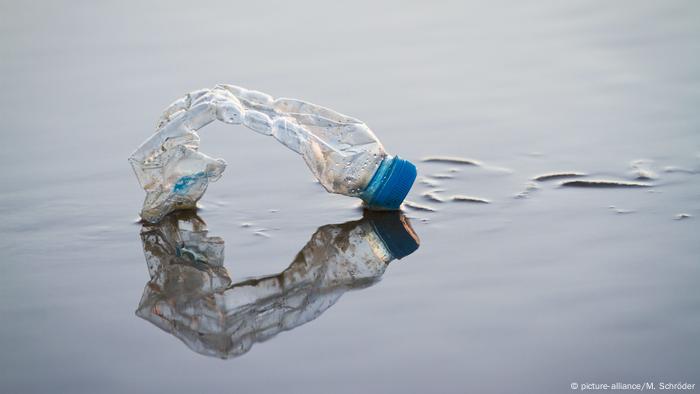 Symbolbild: Plastikflasche am Strand