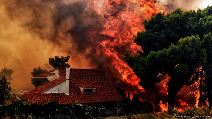 Fogo atinge casa na Grécia em meio a incêndio florestal