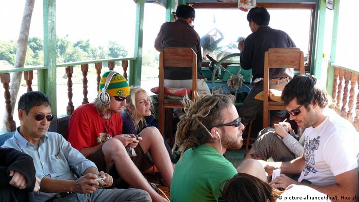 Wisatawan di perahu motor di Sungai Mekong, Laos