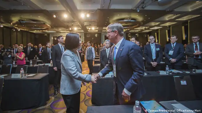 Taiwan Ashton Carter trifft Präsidentin Tsai Ing-wen