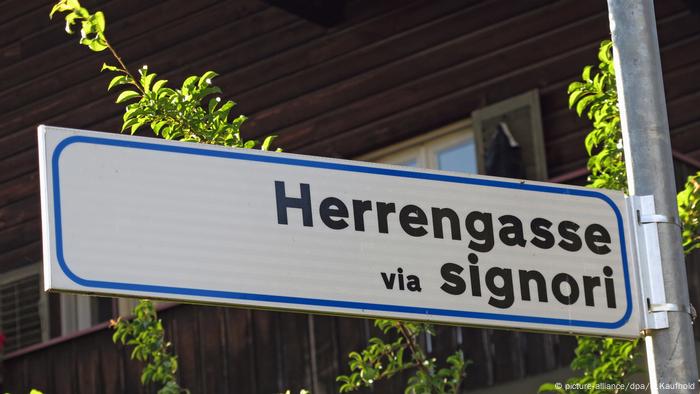 Ein zweisprachiges Straßenschild mit der Aufschrift Herrengasse und Via Signori in Südtirol (picture-alliance/dpa/R.Kaufhold)