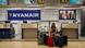 Стойка регистрации Ryanair и пассажирка Стойка регистрации Ryanair и пассажирка