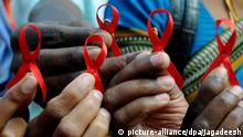 ARCHIV - 01.12.2009, Indien, Bangalore: Indische Aktivisten halten am Welt-Aids-Tag rote Schleifen in den Händen. Mädchen sind nach einem Bericht des UN-Kinderhilfswerk Unicef am meisten von HIV und Aids bedroht. Alle drei Minuten infiziere sich ein Mädchen mit dem Virus, heißt es in dem Bericht, der am 25.07.2018 in Amsterdam(Niederlande) auf der Welt-Aids-Konferenz vorgelegt wurde. (zu dpa Unicef: Alle drei Minuten infiziert sich ein Mädchen mit HIV vom 25.07.2018) Foto: JAGADEESH/epa/dpa +++ dpa-Bildfunk +++ |