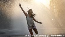 Gulia springt am Montag (10.09.2012) im Sonnenuntergang am Stachus Brunnen in München (Oberbayern). Laut Wetterbericht soll es auch noch die nächsten Tage in Süddeutschland sommerlich warm bleiben. Foto: Victoria Bonn-Meuser dpa/lby +++(c) dpa - Bildfunk+++ | Verwendung weltweit
