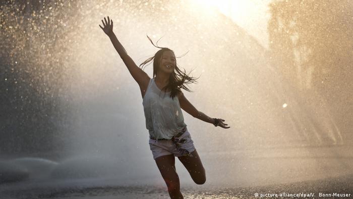 Deutschland, München: Mädchen am Brunnen