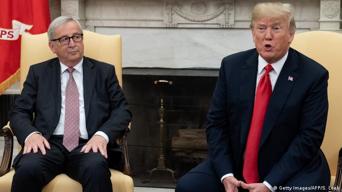 Skeptische Blicke inklusive: EU-Kommissionspräsident Jean-Claude Juncker und US-Präsident Donald Trump am 25. Juli im Weißen Haus (Foto: Getty Images/AFP/S. Loeb)