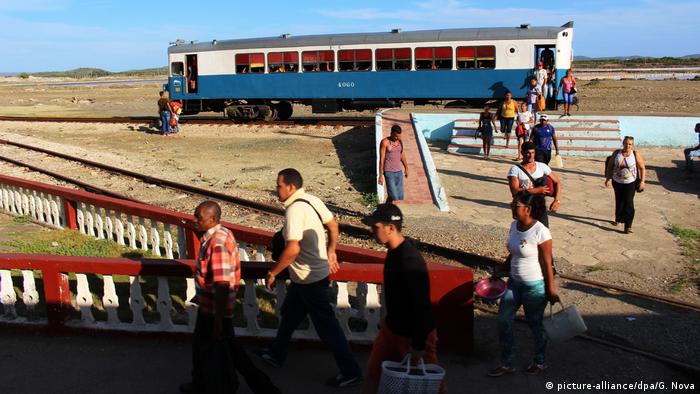 Kuba, Caimanera: Mehrere Menschen steigen aus einem Zug in der kubanischen Kleinstadt