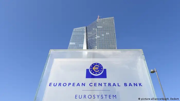 El Banco Central Europeo (BCE) mantuvo hoy el precio del dinero y confirmó que reducirá a partir de octubre las compras de deuda a la mitad, así como que dejará de adquirir bonos en enero del próximo año. Mario Draghi dijo que ha aumentado la incertidumbre por el aumento del proteccionismo, las vulnerabilidades de las economías emergentes y la volatilidad en los mercados financieros. (13.09.2018).