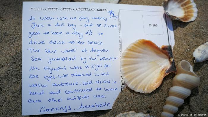 Viel Arbeit und keine Freizeit machen Jack zu einem trübsinnigen Jungen, zitiert Studentin Annabelle Samba ein englisches Sprichwort. Es war toll, einen freien Tag zu haben und an den Strand fahren zu können. Die blaue Ägäis und der Olymp waren eine Augenweide. Wir entspannten uns in diesem warmen Ambiente, kalte Getränke in der Hand und lernten uns außerhalb des Unterrichts weiter kennen. (DW/E.-M. Senftleben)