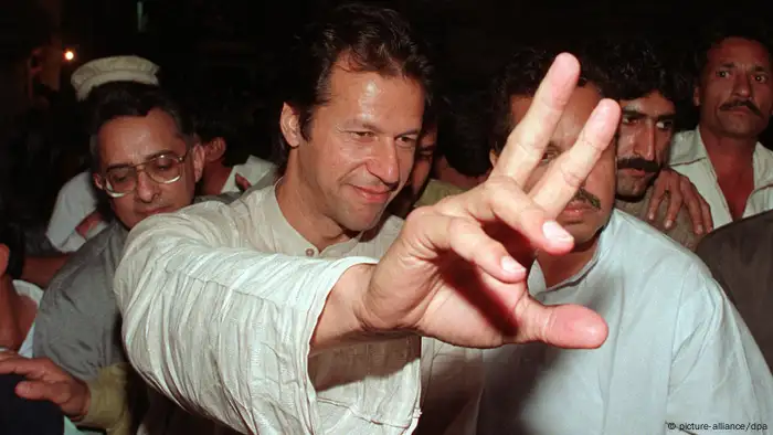 Ex-Cricket-Star Imran Khan campaigns ahead of the 1997 election (picture-alliance/dpa)