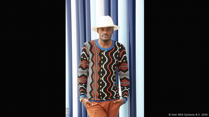 Laduma Ngxokolo mit einem Pullover, den er gestaltet hat (Inter IKEA Systems B.V. 2016)