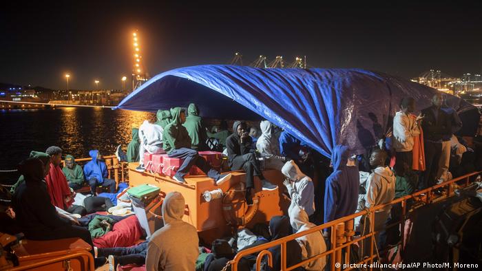 Spanien | Hunderte Migranten stürmen spanische Exklave Ceuta (picture-alliance/dpa/AP Photo/M. Moreno)