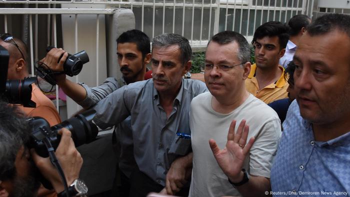 في25 تموز يوليو أعلنت تركيا وضع القس الأميركي أندرو برونسون تحت الإقامة الجبرية، بعد أن سجن لنحو عامين في إطار ما تقول تركيا إنه قضية إرهاب وتجسس، طالبت الولايات المتحدة بالإفراج عنه فورًا، ثم قامت في الأول من آب/ أغسطس بفرض عقوبات لأول مرة على مسؤولين بدولة حليفة في الناتو، هما وزير العدل عبد الحميد غول ووزير الداخلية سليمان سويلو على خلفية احتجاز برانسون.