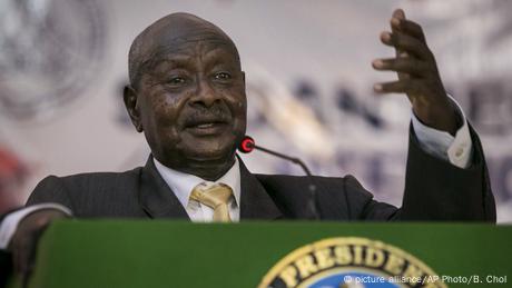 Yoweri Museveni steht hinter einem grünen Rednerpult (picture alliance/AP Photo/B. Chol)