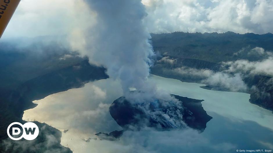 Vanuatu volcano prompts full island evacuation – DW – 07/27/2018