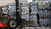 Ballen mit gepressten PET-Getränkeflaschen werden auf dem Hof einer PET-Aufbereitungsanlage in Beselich mit einem Gabelstabler abtransportiert. Aufnahme vom 17.10.2007. Die Plastikflaschen werden in gepressten Ballen angeliefert, geschreddert und zu neuen Flaschen verarbeitet. Foto: Franz-Peter Tschauner +++(c) dpa - Report+++ | Verwendung weltweit