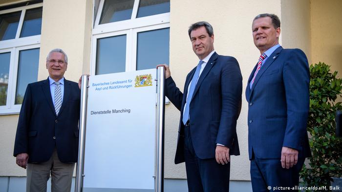 Der bayerische Innenminister Joachim Herrmann (l.) und Ministerpräsident Markus Söder (Mitte) gemeinsam mit Behördenchef Thomas Hampel bei der Gründung des neuen Landesamtes für Asyl und Rückführunge