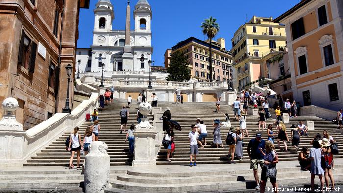 Ако сте в Рим и решите да поседнете на Испанските стълби, рискувате да бъдете глобени с 400 евро. През лятото на 2019 общинският съвет наложи забрана за сядане върху известните стъпала. Причината: туристите оставят следи от храна и напитки, а и седейки, те закриват гледката към забележителността. Рим е един от най-посещаваните градове в Европа и вече предприема мерки срещу масовия туризъм.